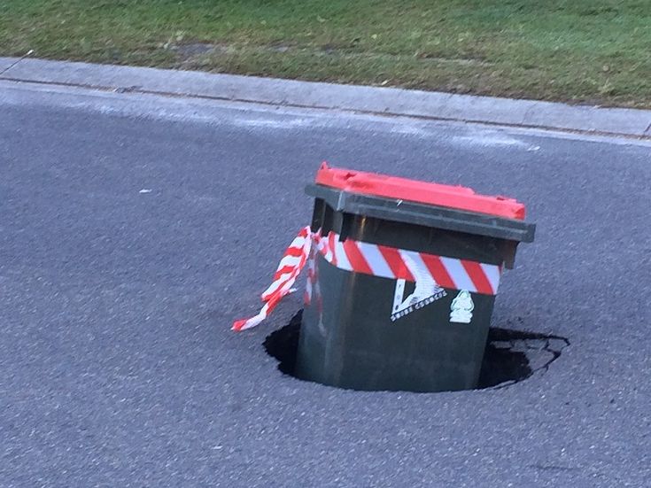 Collapsed pipe blamed for Byron Bay sinkhole | Daily Telegraph