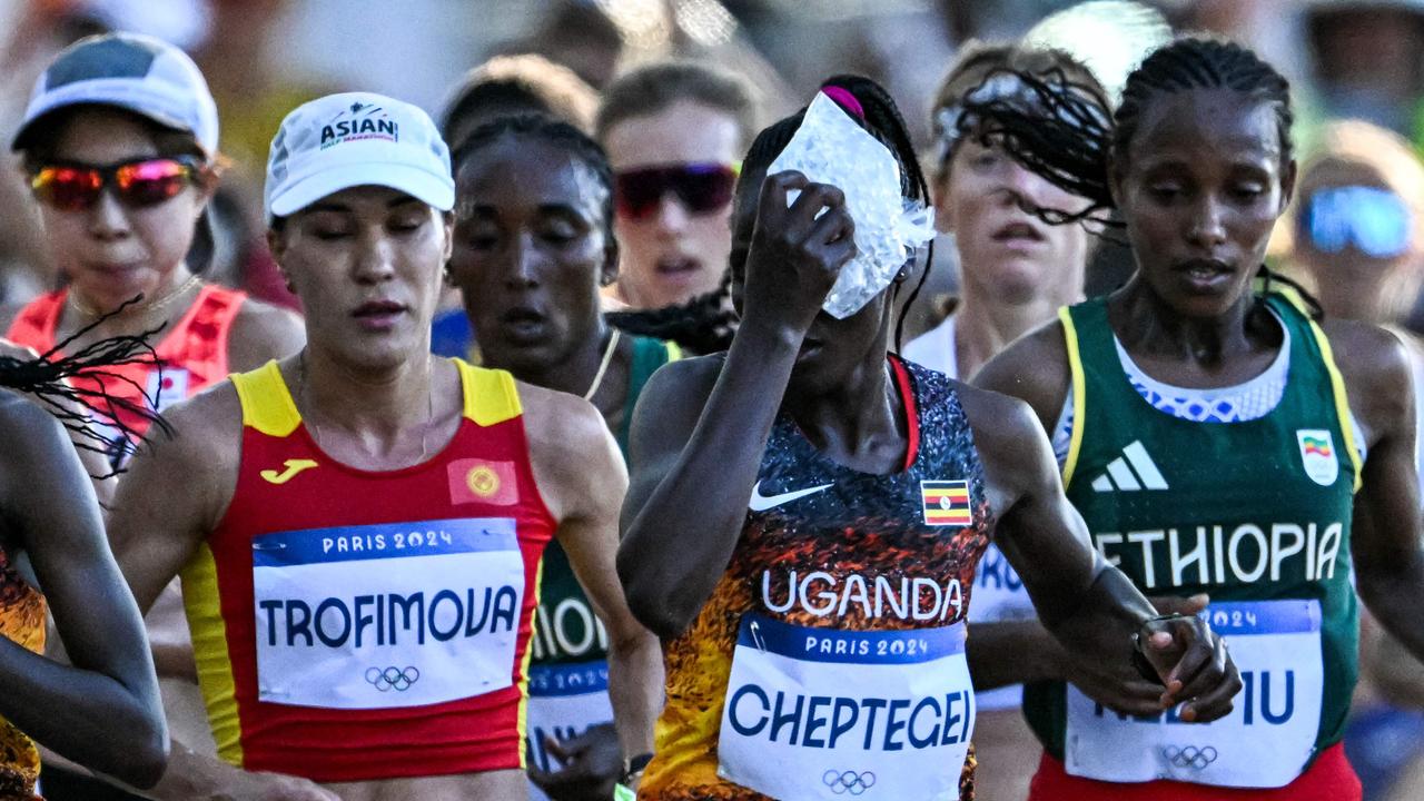 Cheptegei applies an ice bag to during the 2024 Olympic Games marathon in Paris. (Photo by Kirill KUDRYAVTSEV / AFP)