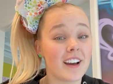 JoJo Siwa publicly begs not to kiss man