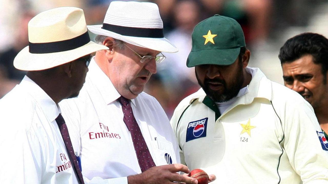 Umpire's Darrell Hair, centre, and Billy Doctrove, left, examine the match ball with Pakistan captain Inzamam-ul-Haq before the infamous 2006 forfeit.