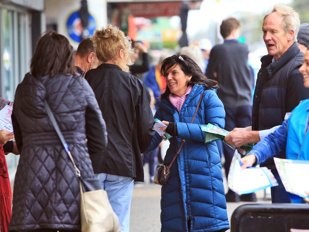 09/05/19 Independent Julia Banks hands out flyers in Rosebud. Voters showing up for pre-poll voting at Rosebud in the federal seat of Flinders. Aaron Francis/The Australian