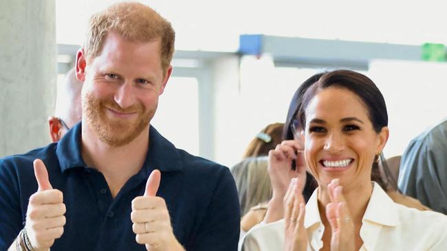 This handout picture released by the Colombian Vice Presidency onshows Britain's Prince Harry (L), Duke of Sussex, and his wife Meghan Markle (C) cheering for the team of volley of the Direction of Veterans and Inclusive Rehabilitation (DRIVI) in Bogota on August 16, 2024. Prince Harry and his wife, American actress Meghan Markle, arrived in Colombia at the invitation of Colombia's vice-President Francia Marquez, with whom they will attend various meetings with women and young people to reject discrimination and cyberbullying. (Photo by ANDRES CASTILLA / Colombian Vice-Presidency / AFP) / RESTRICTED TO EDITORIAL USE - MANDATORY CREDIT 'AFP PHOTO /  COLOMBIAN VICE PRESIDENCY / ANDRES CASTILLA' - NO MARKETING - NO ADVERTISING CAMPAIGNS - DISTRIBUTED AS A SERVICE TO CLIENTS