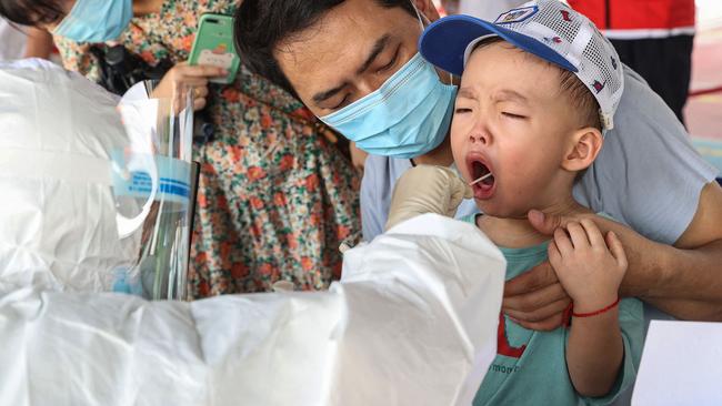 A child undergoes a test for the Covid-19 coronavirus in Xiamen, in China's eastern Fujian province on September 18, 2021. (Photo by STR / AFP) / China OUT