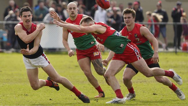 MPNFL: Mt Eliza’s Declan Cole fires off a handball. Picture: Valeriu Campan