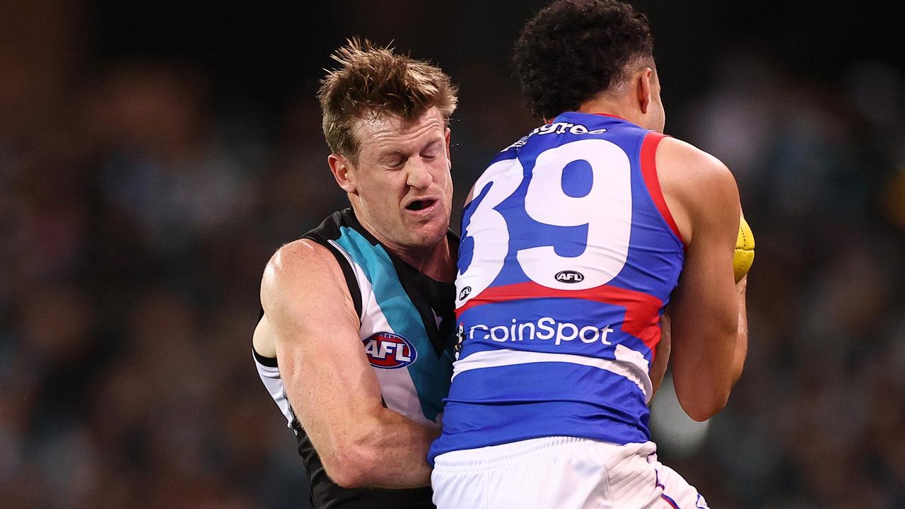 Tom Jonas collides with Jason Johannisen. Picture: Daniel Kalisz/Getty Images