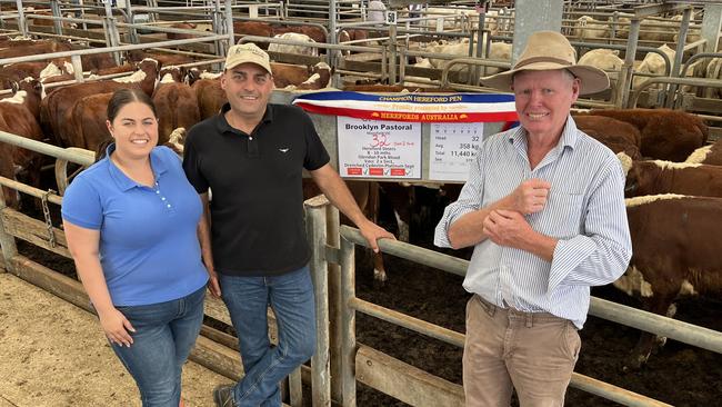 Alicia and Alvio Trovatello from Glendan Park at Kyneton with Tony Reardon from Brooklyn Pastoral at Mansfield, whose pen of Hereford steers won the best presented at the Wangaratta weaner sale. Averaging 358kg they sold for $1120 or 313c/kg.