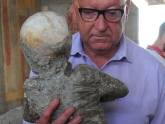 CREDIT: AFP ONLINE USE ONLY Stefano Vanacore, director of the laboratory of Pompeii Archaeological Site, carries a petrified victim of the eruption of Vesuvius volcano in 79 BC, during the restoration work and the study of 86 casts, on May 20, 2015 in Pompeii Archaeological site. AFP PHOTO / MARIO LAPORTA