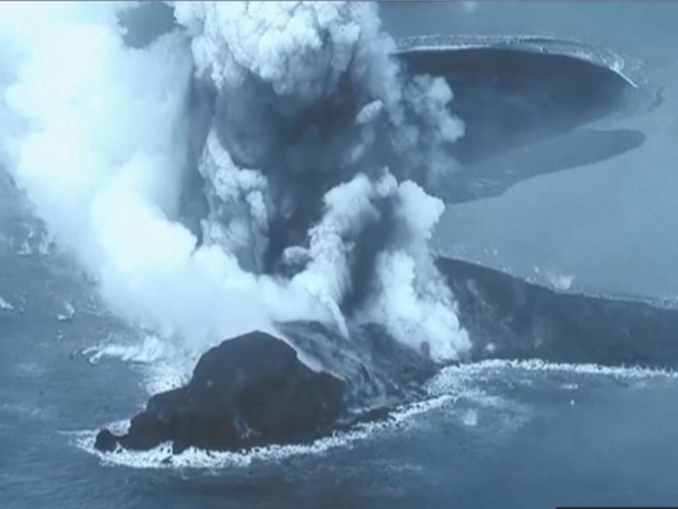  Amazing footage captures volcano erupting 200m high in Japan