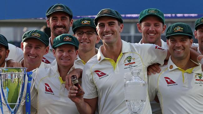 Pat Cummins (C) holds the urn trophy as Australia celebrate the drawn series and retaining The Ashes. Picture: AFP.