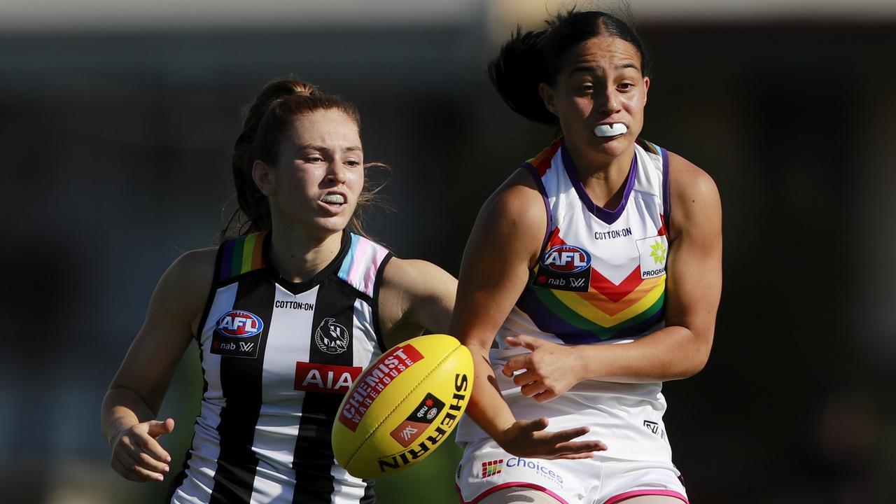 Fremantle’s Makaela Tuhakaraina jostles for possession with Alana Porter. Picture: Dylan Burns/AFL Photos via Getty Images