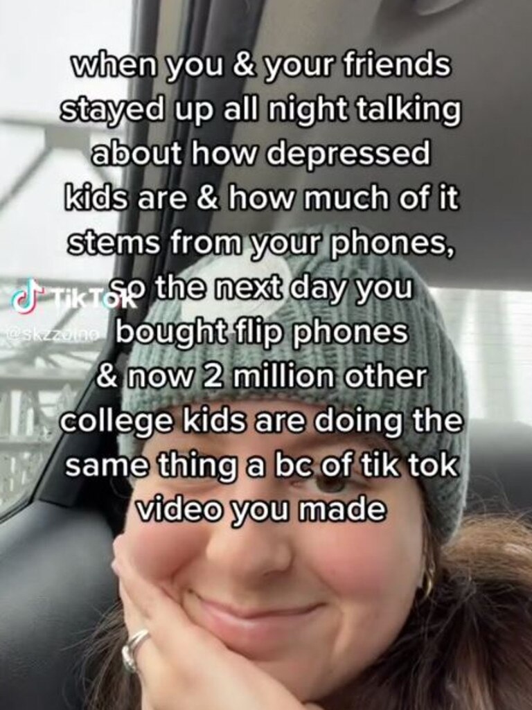 The university student says she has influenced millions of people to get flip phones. Picture: skzzolno/TikTok