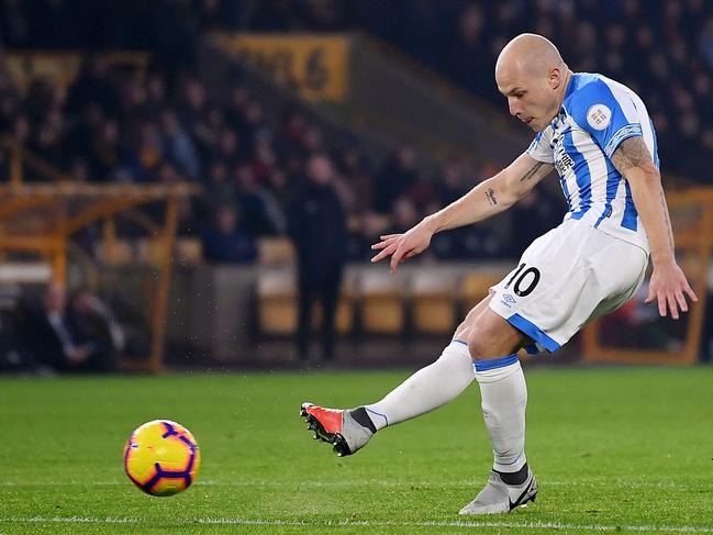 WOLVERHAMPTON, ENGLAND - NOVEMBER 25:  Aaron Mooy of Huddersfield scores his team's first goal during the Premier League match between Wolverhampton Wanderers and Huddersfield Town at Molineux on November 25, 2018 in Wolverhampton, United Kingdom.  (Photo by Laurence Griffiths/Getty Images)