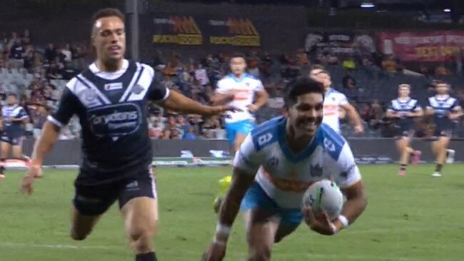 Tyrone Peachey completed a length of the field try.