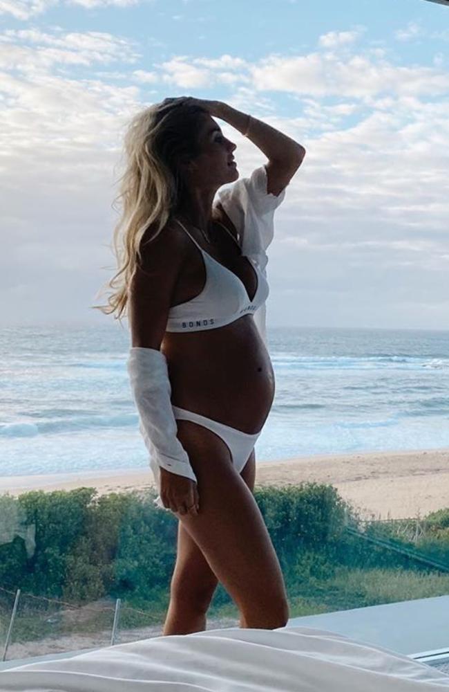 Elyse Knowles flaunts baby bump in underwear on Instagram photos