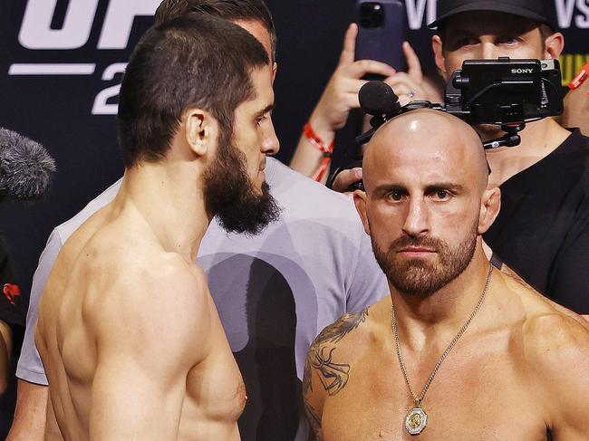 WEEKEND TELEGRAPHS - 11/2/23  MUST CHECK WITH PIC EDITOR JEFF DARMANIN BEFORE PUBLISHING  -UFC 284 ceremonial weigh ins any the RAC Arena in Perth. UFC Lightweight champion  Islam Makhachev on left and UFC Featherweight champion Alexander Volkanovski on right pictured.  Picture: Sam Ruttyn