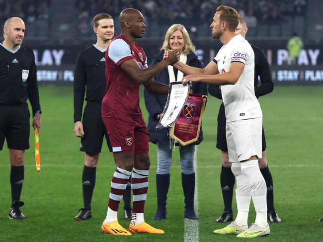 Angelo Ogbonna of West Ham and Harry Kane of Tottenham shakes hands and exchange pennants at the coin toss in Perth. Picture: Paul Kane/Getty Images