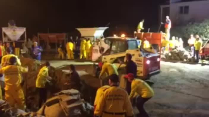 NSW RFS help fill sand bags at Collaroy