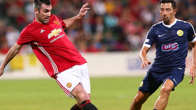 PERTH, AUSTRALIA - MARCH 25: Keith Gillespie of the Manchester United Legends crosses the ball during the Manchester United Legends and the PFA Aussie Legends match at nib Stadium on March 25, 2017 in Perth, Australia.  (Photo by Paul Kane/Getty Images)