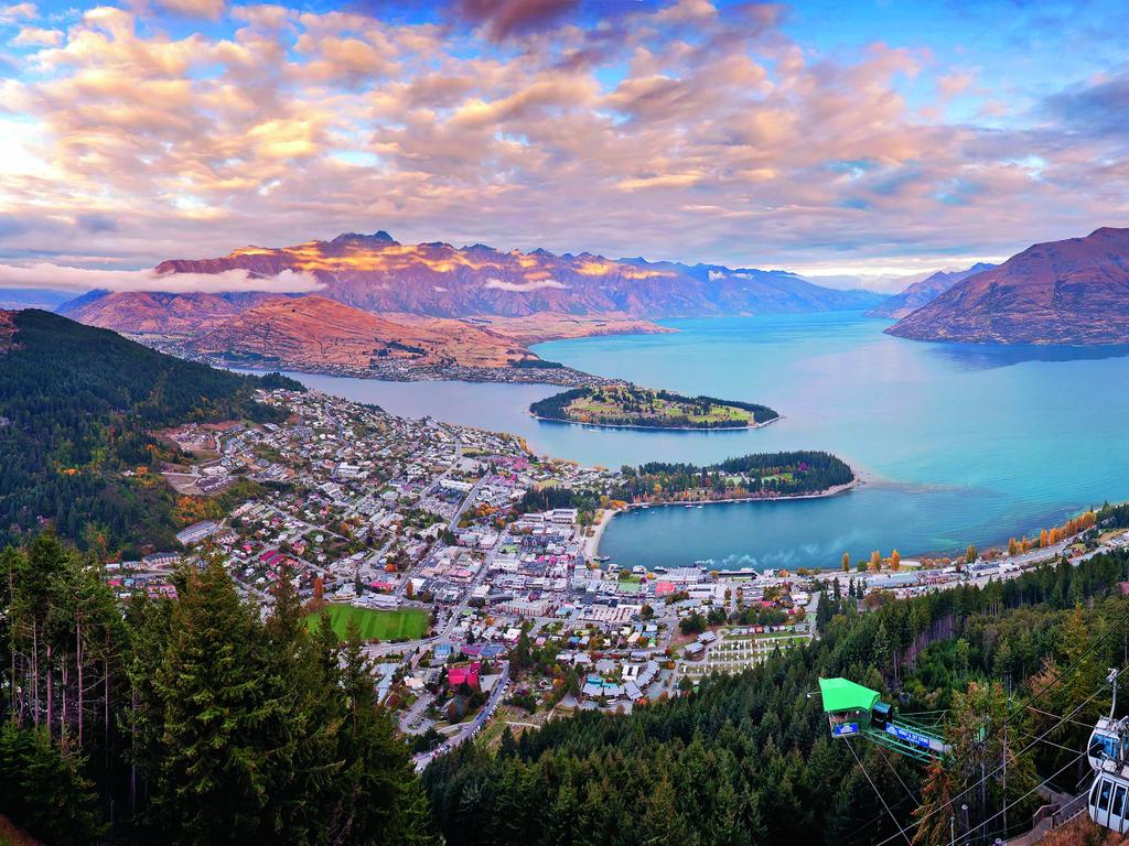 TWAM-20180505 EMBARGO FOR TWAM 5 MAY 2018
queenstown downtown skyline with lake Wakatipu from top at dusk Pic : iStock