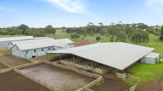 Mondilibi aggregation includes modern sheep and cattle-handling facilities, main five-stand woolshed, extensive machinery, hay, sundry shedding and workshops and more than 1000 tonnes of grain storage.