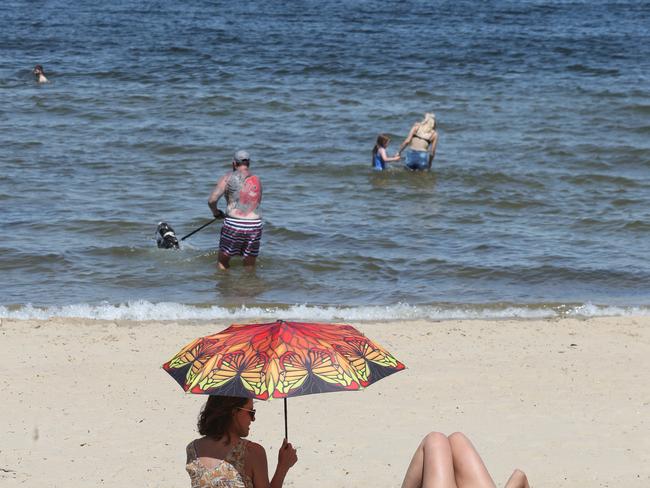 MELBOURNE, AUSTRALIA - NewsWire Photos, DECEMBER 4, 2022. Hot day on St Kilda Beach in Melbourne however water quality in the bay is still a problem at some beaches. Picture: NCA NewsWire / David Crosling