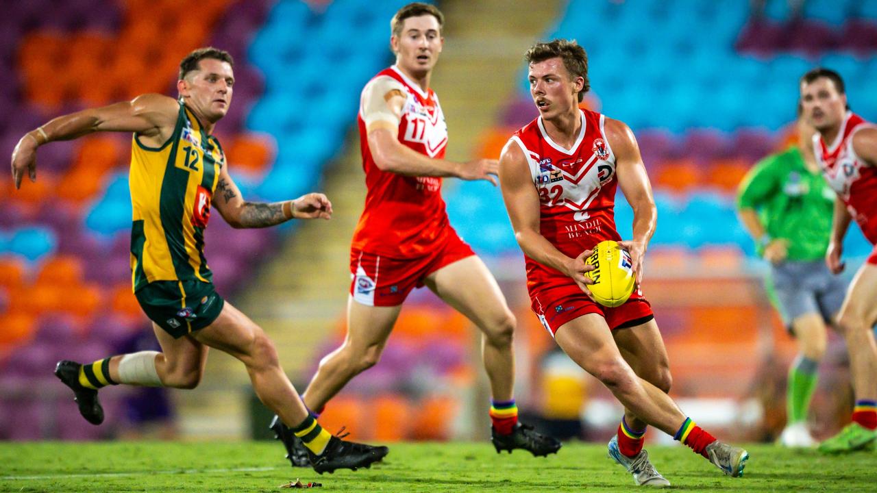 Waratah player Ricky Monti (32) on the ball. Picture: AFLNT Media / Patch Clapp.