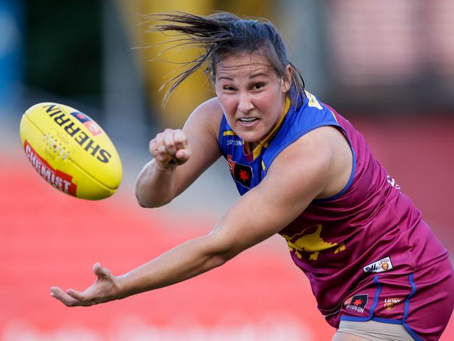 GOLD COAST, AUSTRALIA - NOVEMBER 05: Breanna Koenen of the Lions handpasses the ball during the 2022 S7 AFLW First Qualifying Final match between the Brisbane Lions and the Richmond Tigers at Metricon Stadium on November 5, 2022 in the Gold Coast, Australia. (Photo by Russell Freeman/AFL Photos via Getty Images)