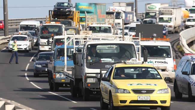 Traffic chaos as the police prepare to shut the in-bound lanes of the West Gate Bridge (Westgate Bridge) at the scene of an acid spill. Chemical.