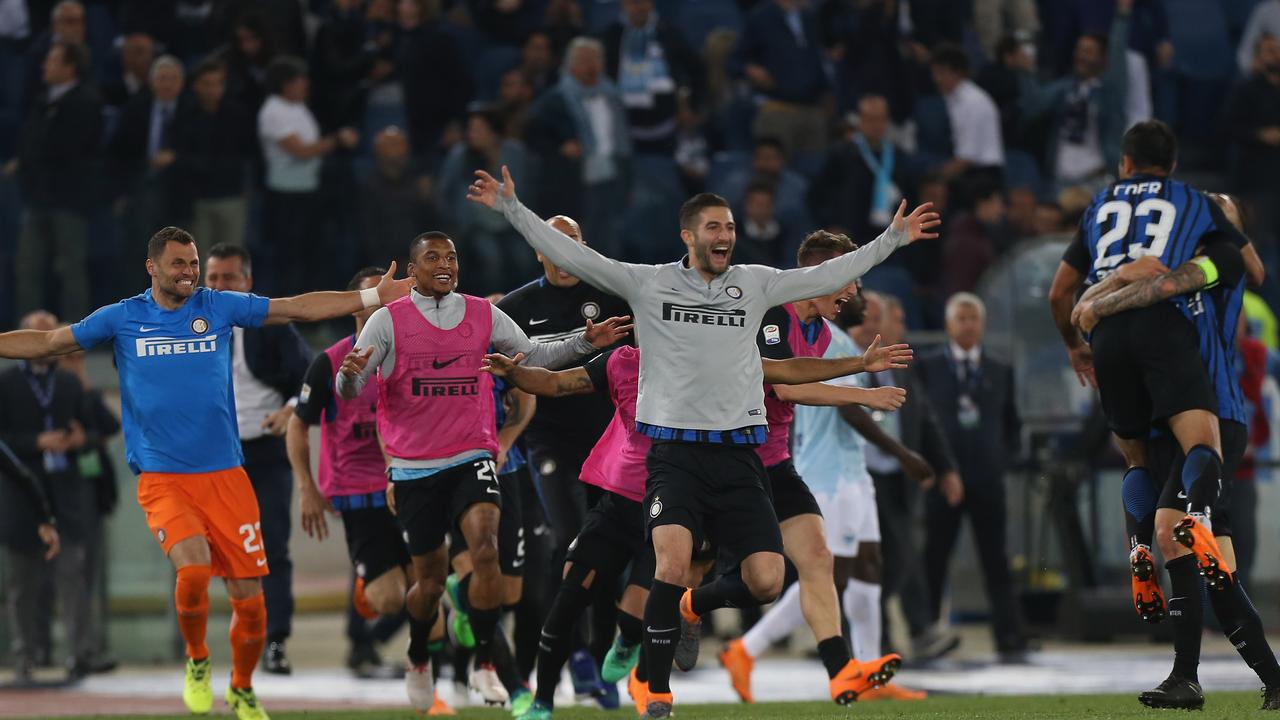 FC Internazionale players celebrate the victory that secured their Champions League return