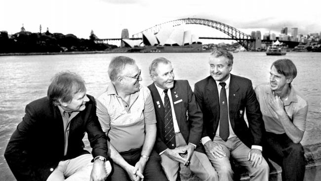 Former first class cricketers (L-R) Sandy Morgan (Queensland), left, Peter Carlstein (South Africa), Bert Sutcliffe (New Zealand), Grahame Corling (New South Wales (NSW)) &amp; Graham Chevalier (South Africa) get together for Air NZ's World Golden Oldies Cricket Festival.