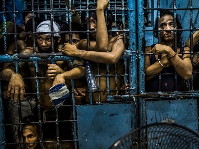 © Daniel Berehulak, for The New York Times Title: They Are Slaughtering Us Like Animals. Inmates watch as drug suspects are processed inside a police station in Manila, Philippines. Story: President Rodrigo Duterte of the Philippines began his anti-drug campaign when he took office on 30 June 2016. Since then, more than 2,000 people have been slain at the hands of the police alone. Beyond those killed in official drug operations, the Philippine National Police have counted more than 3,500 unsolved homicides since 1 July. The victims, suspected users and pushers, are not afforded any semblance of due process.