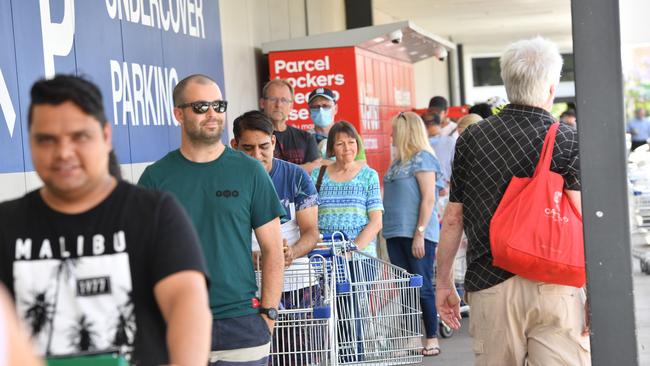 The line outside the Woolworths at Cumberland Park on Wednesday. Picture: Keryn Stevens