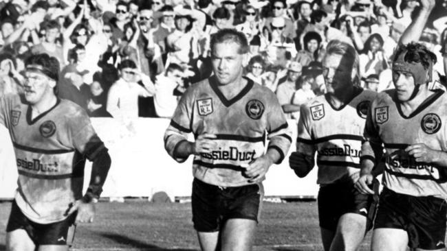 Players thank their fans after Cronulla defeated St George in 1988 Winfield Cup game at Endeavour Field, Cronulla in Sydney, 14/08/88. Pic Peter Kurnik.