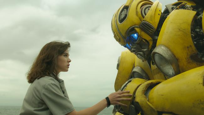 SHFG. Left to right: Hailee Steinfeld as Charlie and Bumblebee in BUMBLEBEE from Paramount Pictures.
