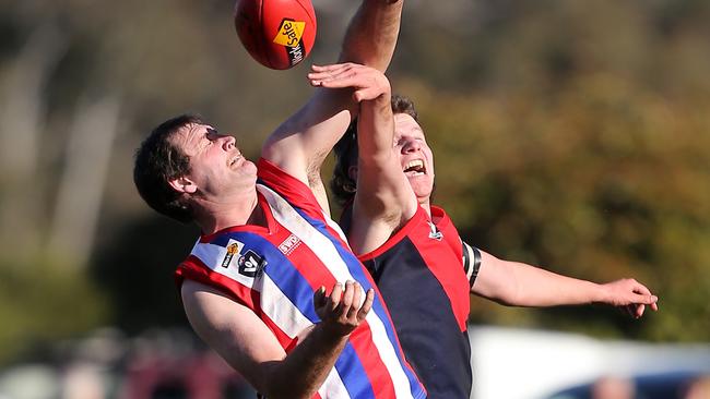 Swifts Creek’s Robert Crellin and Lindenow South’s Bradley Pedder. Picture: Yuri Kouzmin