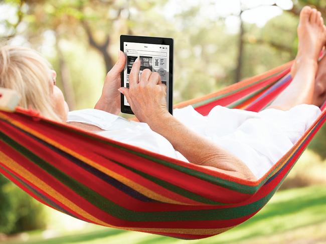 Kobo's new e-book reader, the Kobo Aura One, features a significantly larger screen and waterproof body.