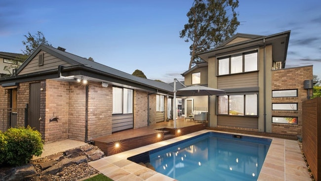 10 Trafford Court, Wheelers Hill, comes with a pool and perfect location.