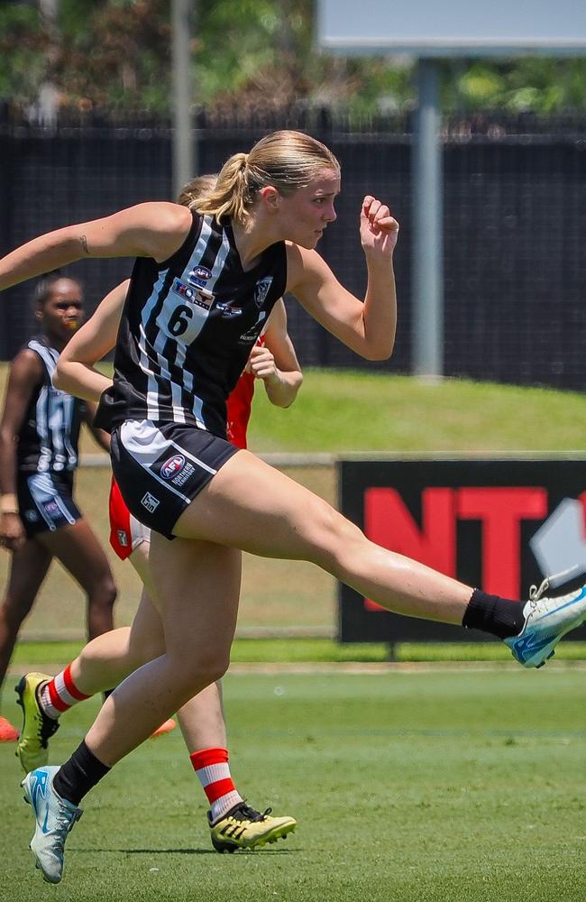 Ella Ward (#6) playing for the Palmerston Magpies. Picture: AFLNT Media / David Bradley.