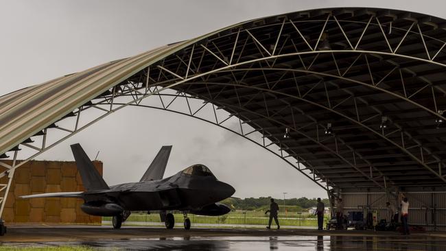 A United States Air Force F-22 aircraft arrives at RAAF Base Tindal