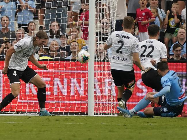 Adam Le Fondre of Sydney FC scores a goal during the Round 12 A-League match between Sydney FC and Melbourne City FC at Netstrata Jubilee Stadium in Sydney, Sunday, December 29, 2019. (AAP Image/Mark Evans) NO ARCHIVING, EDITORIAL USE ONLY