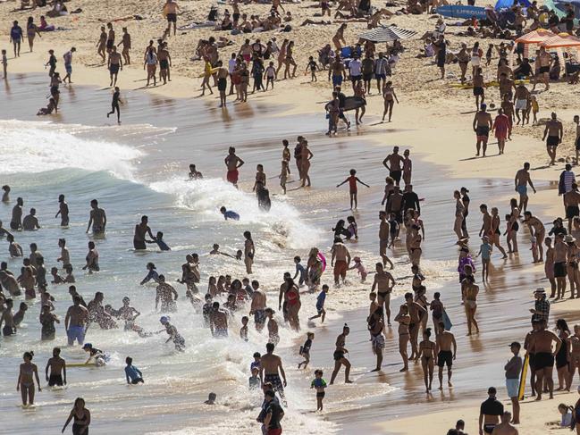 SYDNEY, AUSTRALIA - NewsWire Photos JANUARY 24, 2021: Crowds are seen at Bondi Beach during hot conditions. Picture: NCA NewsWire / Jenny Evans