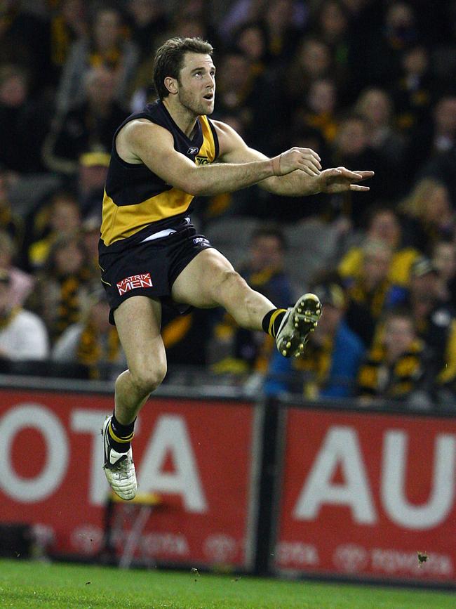 Joel Bowden kicks the winning goal against Brisbane in 2008.