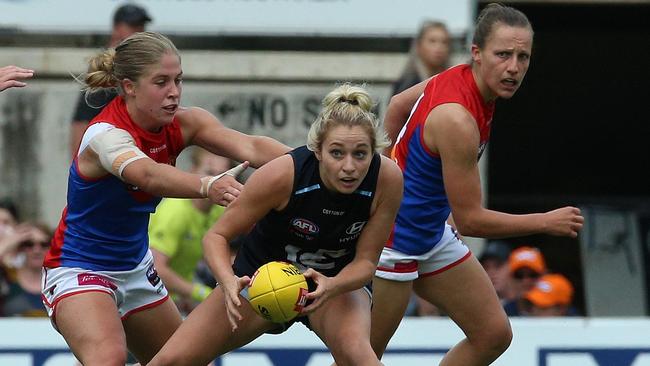 Sarah Hosking tries to break away from two Melbourne defenders.