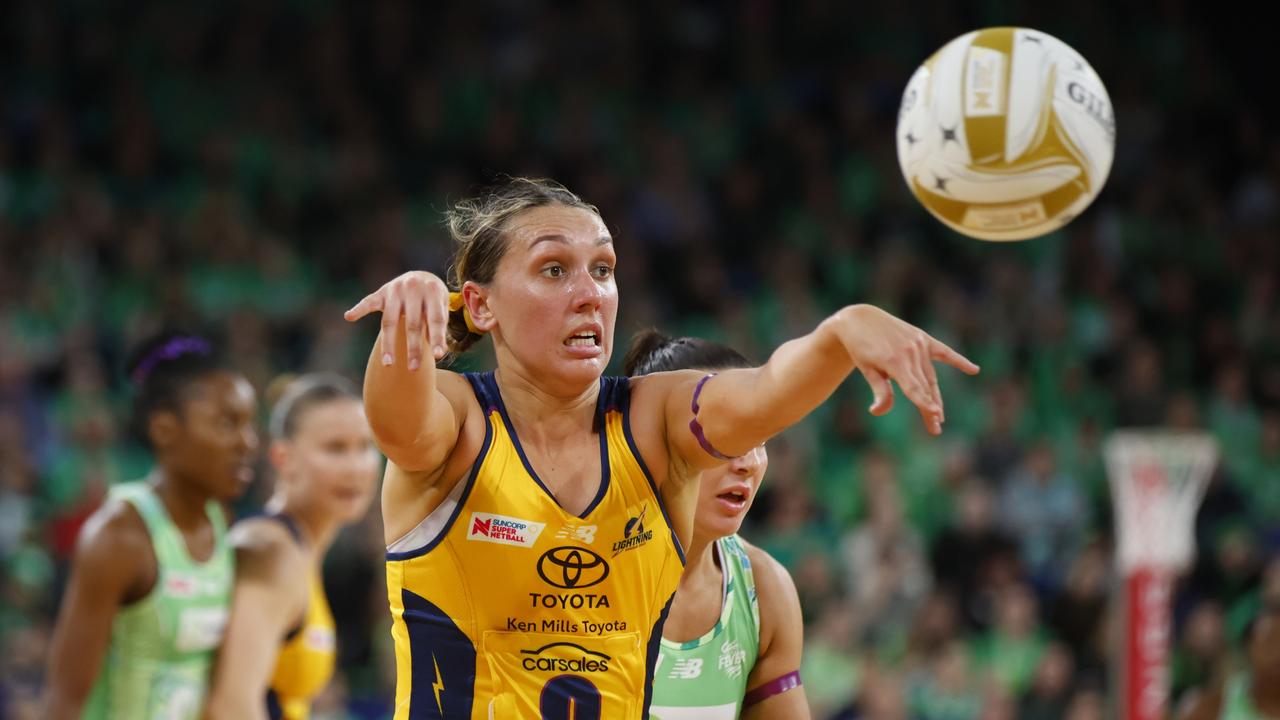 Leesa Mi Mi of the Lightning passes the ball down the court. Picture: James Worsfold/Getty Images.