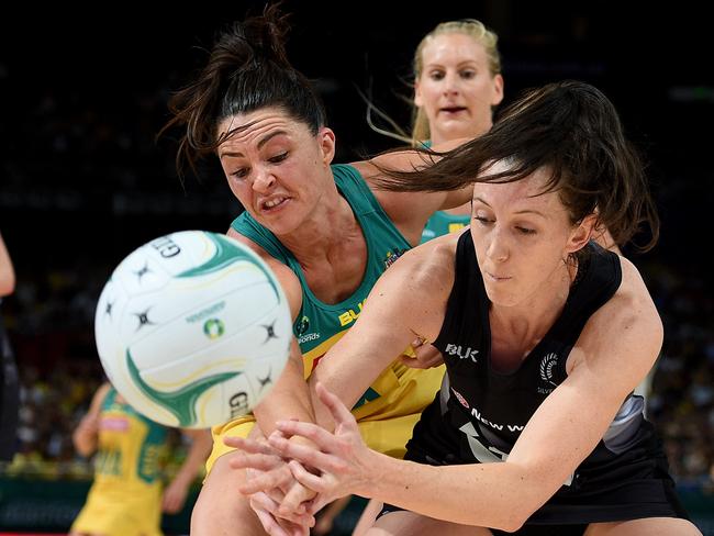 Sharni Layton of the Diamonds competes for the ball with Bailey Mes of the Silver Ferns during game 1 of the Constellation Cup netball test series between the Australian Diamonds and the New Zealand Silver Ferns at Qudos Bank Arena, in Sydney, Sunday, Oct. 9, 2016. (AAP Image/Dan Himbrechts) NO ARCHIVING, EDITORIAL USE ONLY