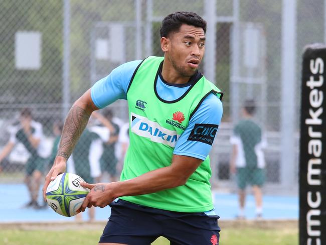 John Folau throws a pass at Waratahs training.