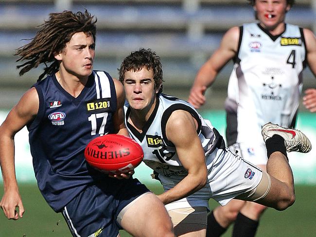 Luke Dahlhaus gives a handball.