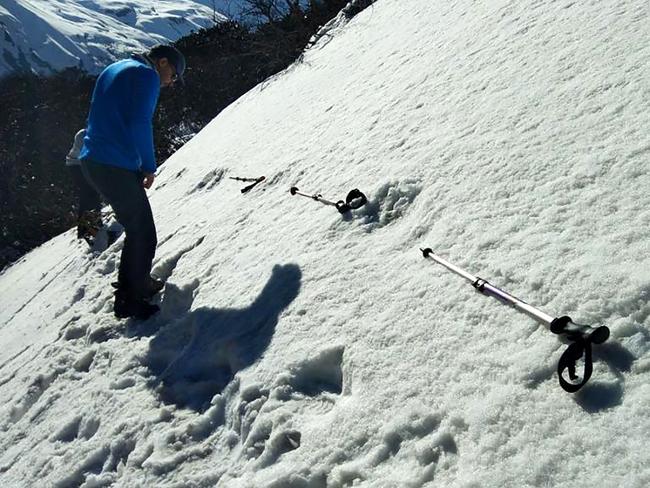 In this handout photo taken by the Indian Army on April 9, 2019, Indian men measure large foot prints in the snow, sighted by the Indian Army, near the Makalu Base Camp in the North-Eastern Himalayas. - Pictures of a "Yeti footprint" the Indian Army posted on social media have triggered a barage of mockery. "For the first time, an #IndianArmy Moutaineering Expedition Team has sited Mysterious Footprints of mythical beast 'Yeti'," a tweet on the army's official account said on April 29, alongside three images of prints in the snow. (Photo by Handout / INDIAN ARMY / AFP)