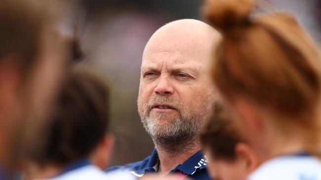 Dan Lowther speaks to his players. Picture: Graham Denholm/AFL Photos via Getty Images