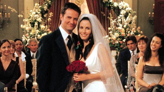  JULY, 2001 : Actors Matt Perry & Courtney Cox in TV show "Friends", 07/01. Cox/Actor Perry/Actor 